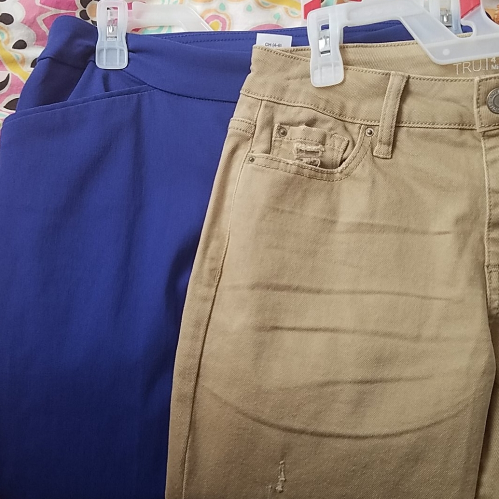 Bundle of 2 pants) Time and Tru Capri Pants size 4